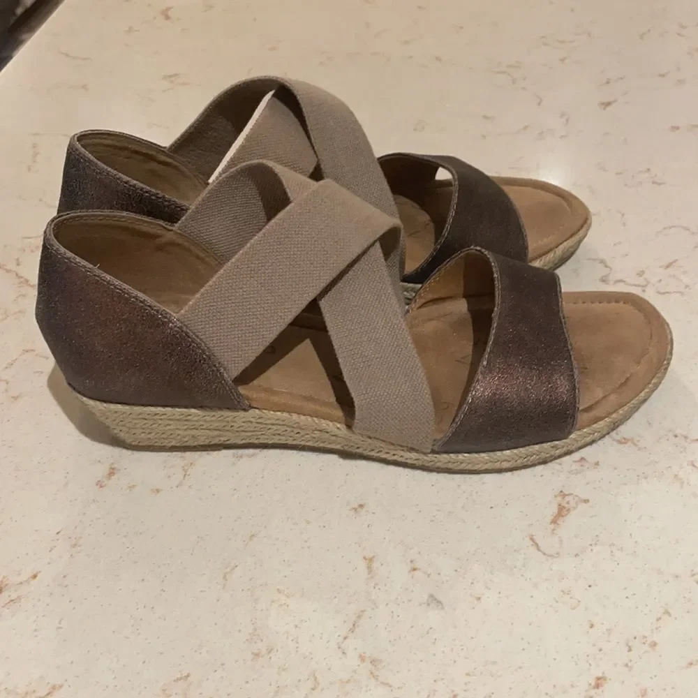 Comfortiva with Pillowtop espadrille strapped sandals SZ 8